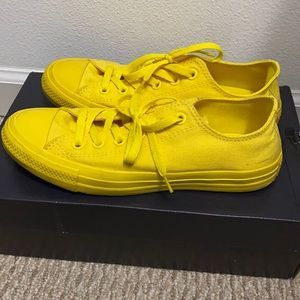 Converse low top shoes. Size 8 Womens.